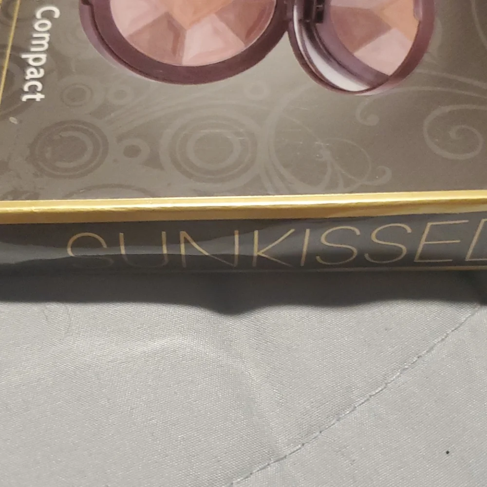 Hoat Pick Oct Sun-kissed makeup compact plus free makeup brush